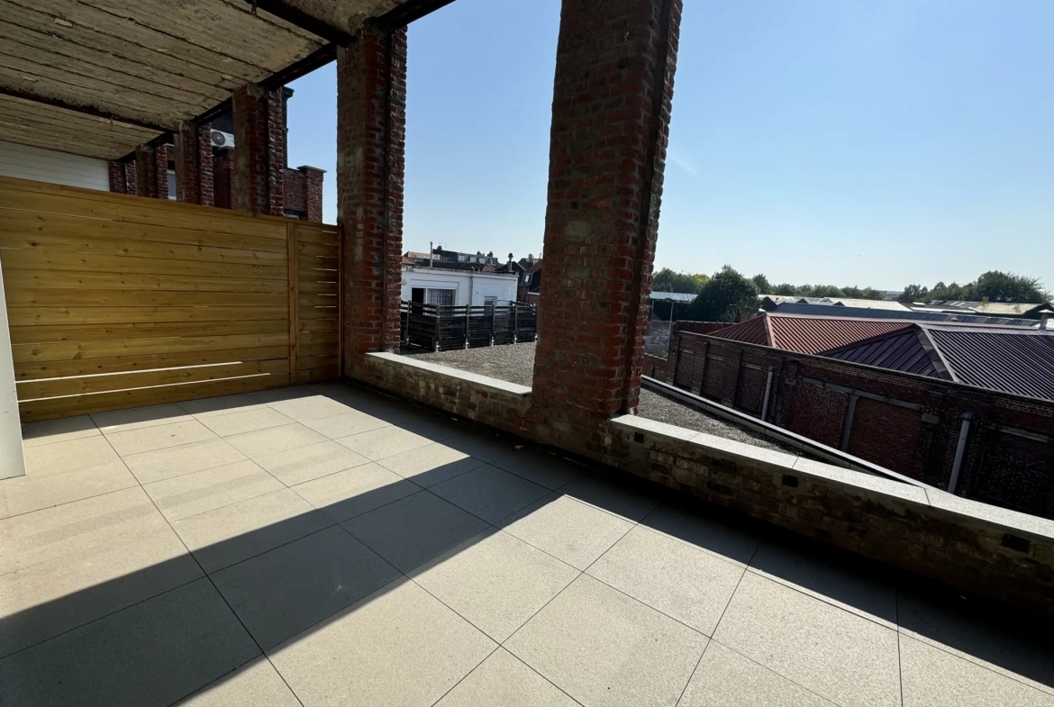 Loft brut 150 m2 avec terrasse et parking à Tourcoing Gare 