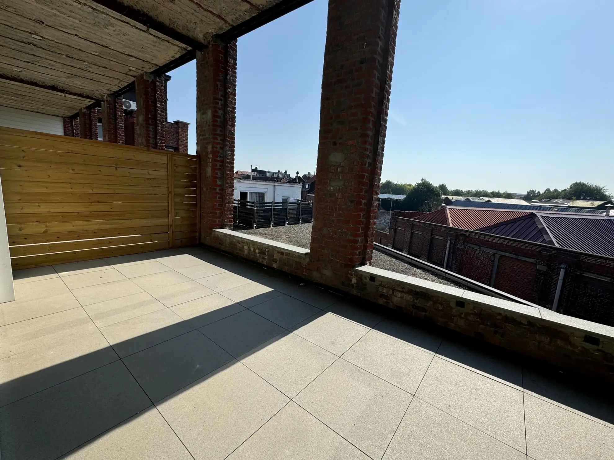 Loft brut 150 m2 avec terrasse et parking à Tourcoing Gare 