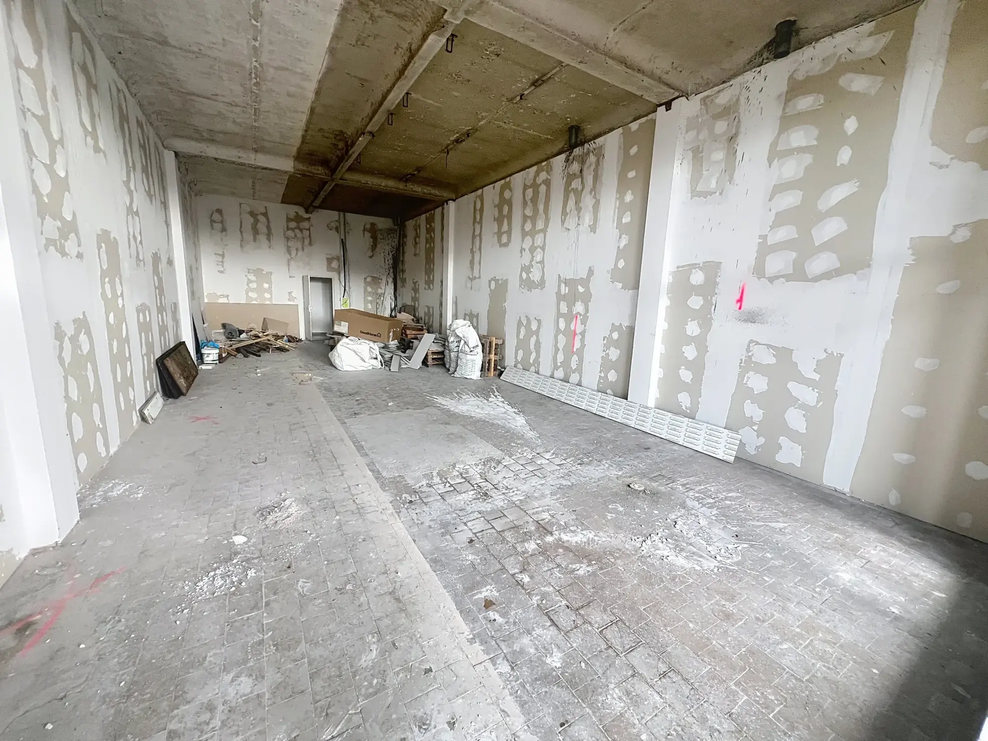Loft brut 150 m2 avec terrasse et parking à Tourcoing Gare 