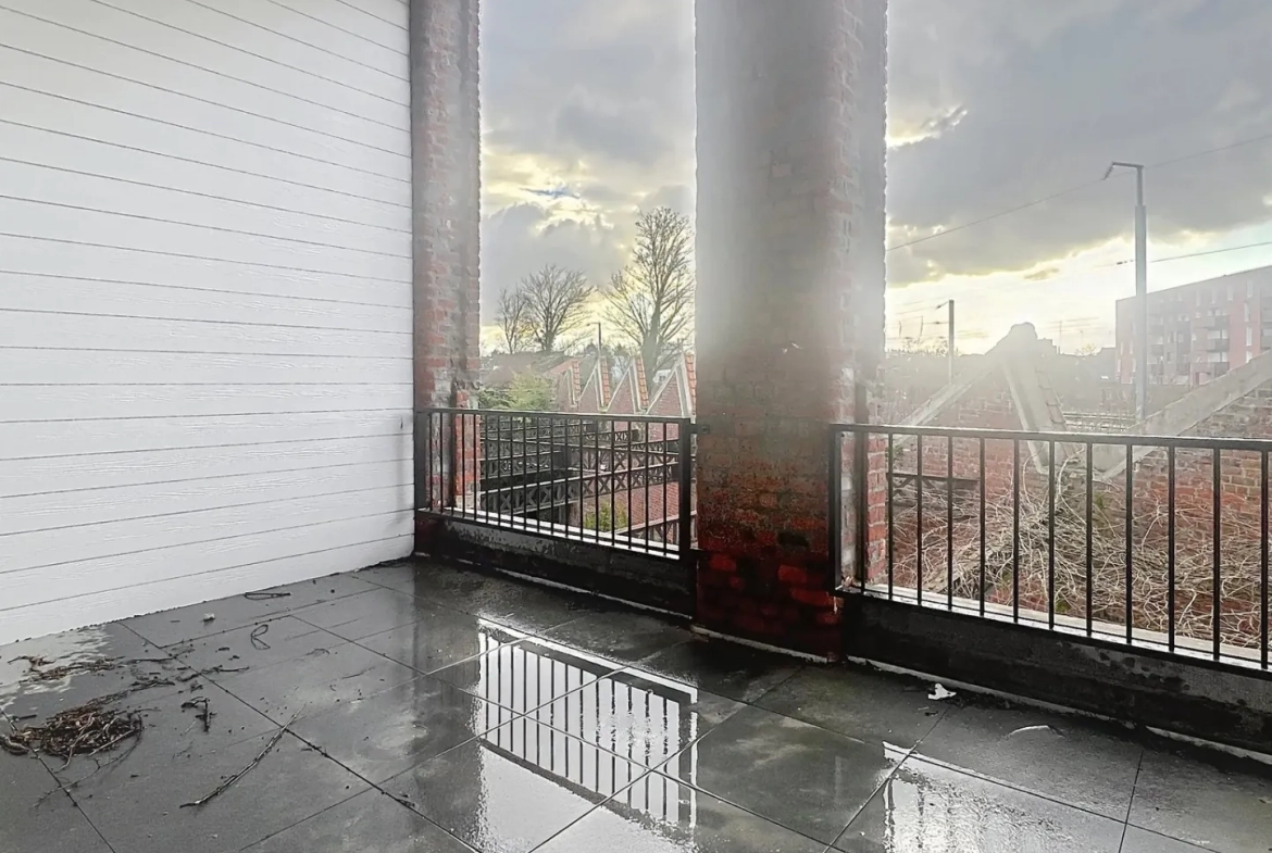 Loft brut 150 m2 avec terrasse et parking à Tourcoing Gare 
