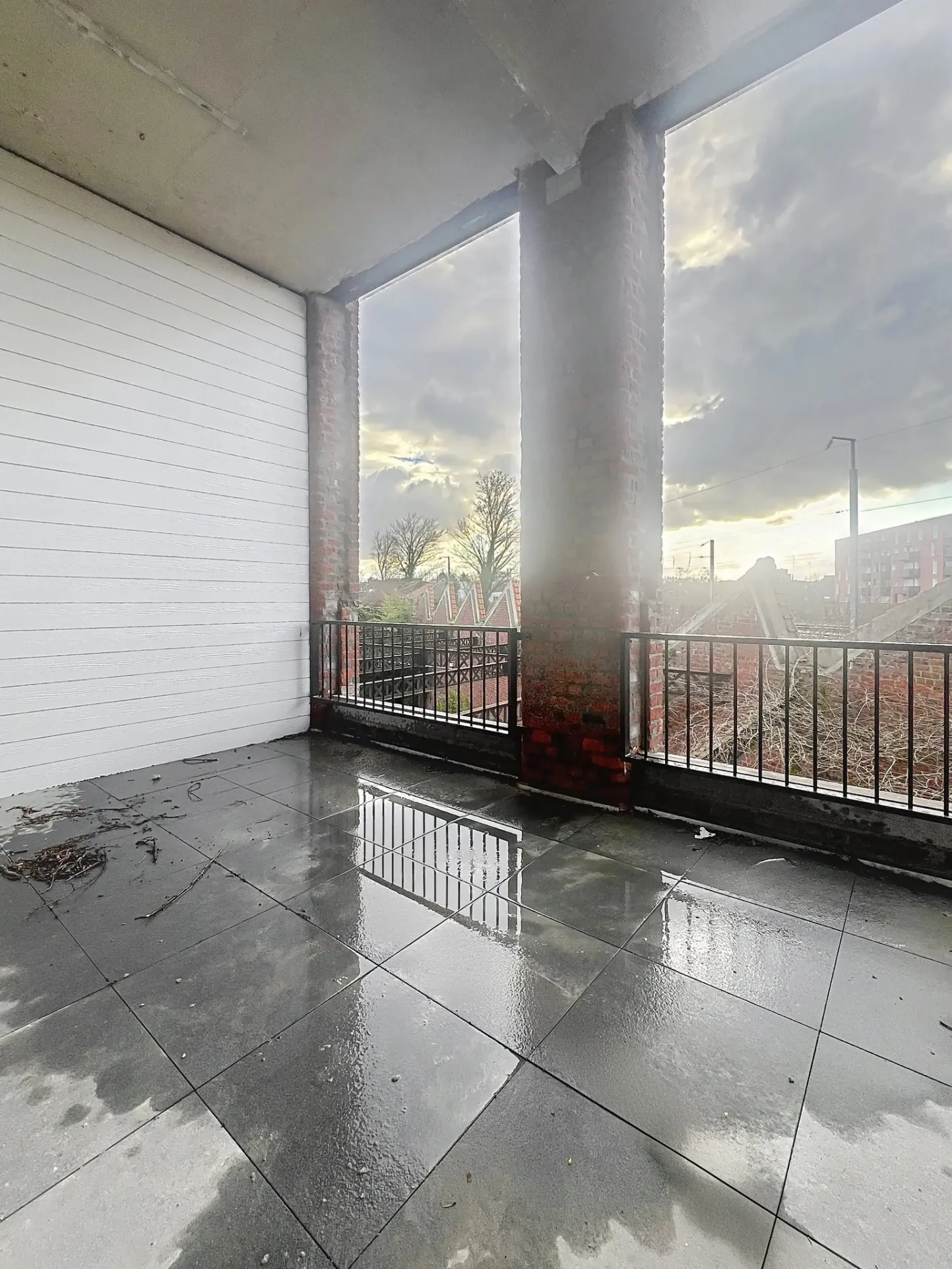 Loft brut 150 m2 avec terrasse et parking à Tourcoing Gare 