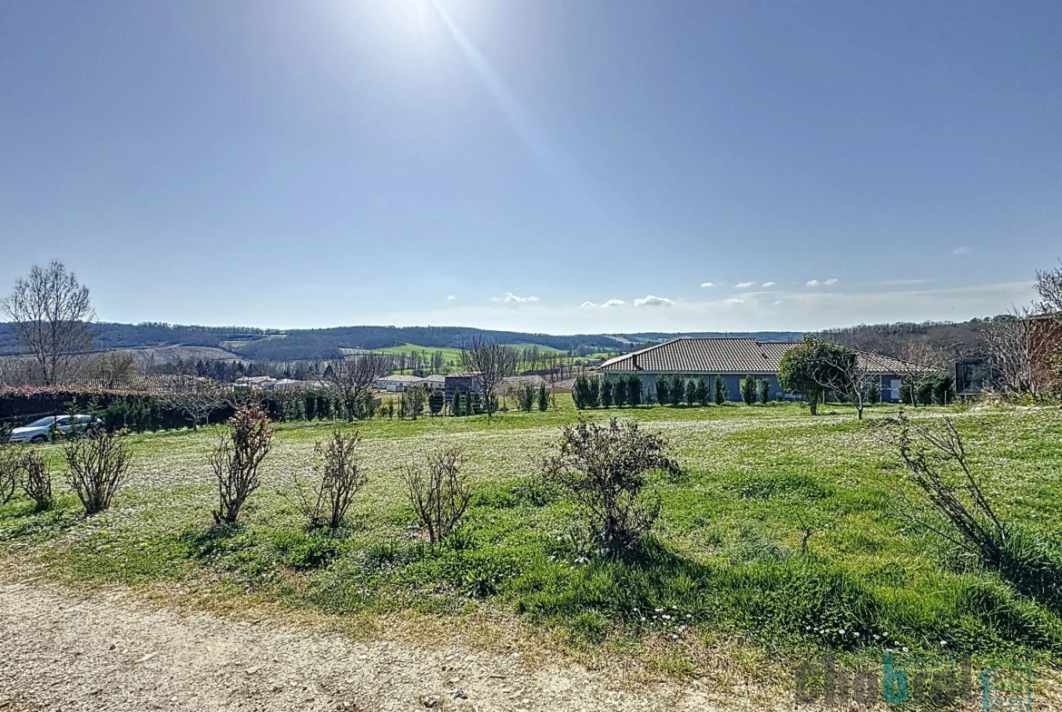 Belle maison de plain-pied avec 3 chambres, jardin et panneaux solaires à La Salvetat Belmontet proche Montauban 