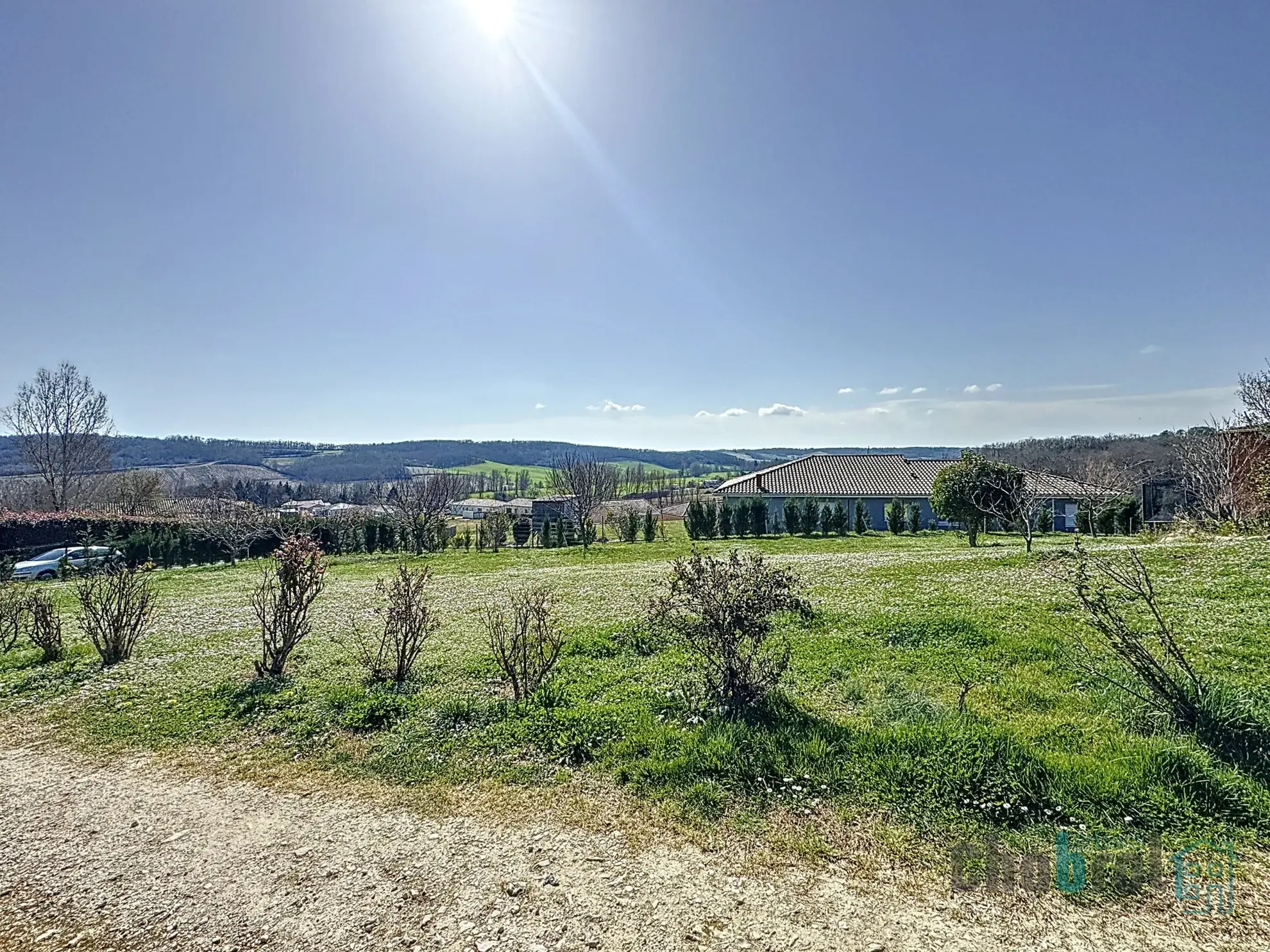 Belle maison de plain-pied avec 3 chambres, jardin et panneaux solaires à La Salvetat Belmontet proche Montauban 