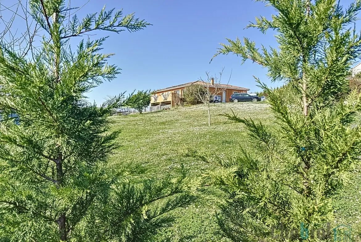 Belle maison de plain-pied avec 3 chambres, jardin et panneaux solaires à La Salvetat Belmontet proche Montauban 