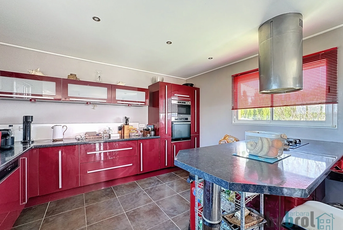 Belle maison de plain-pied avec 3 chambres, jardin et panneaux solaires à La Salvetat Belmontet proche Montauban 