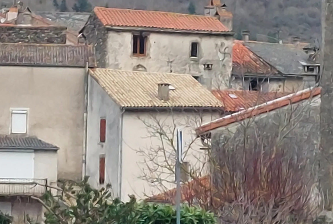 Maison de village rénovable à Fayet - Charme et potentiel en Ariège 