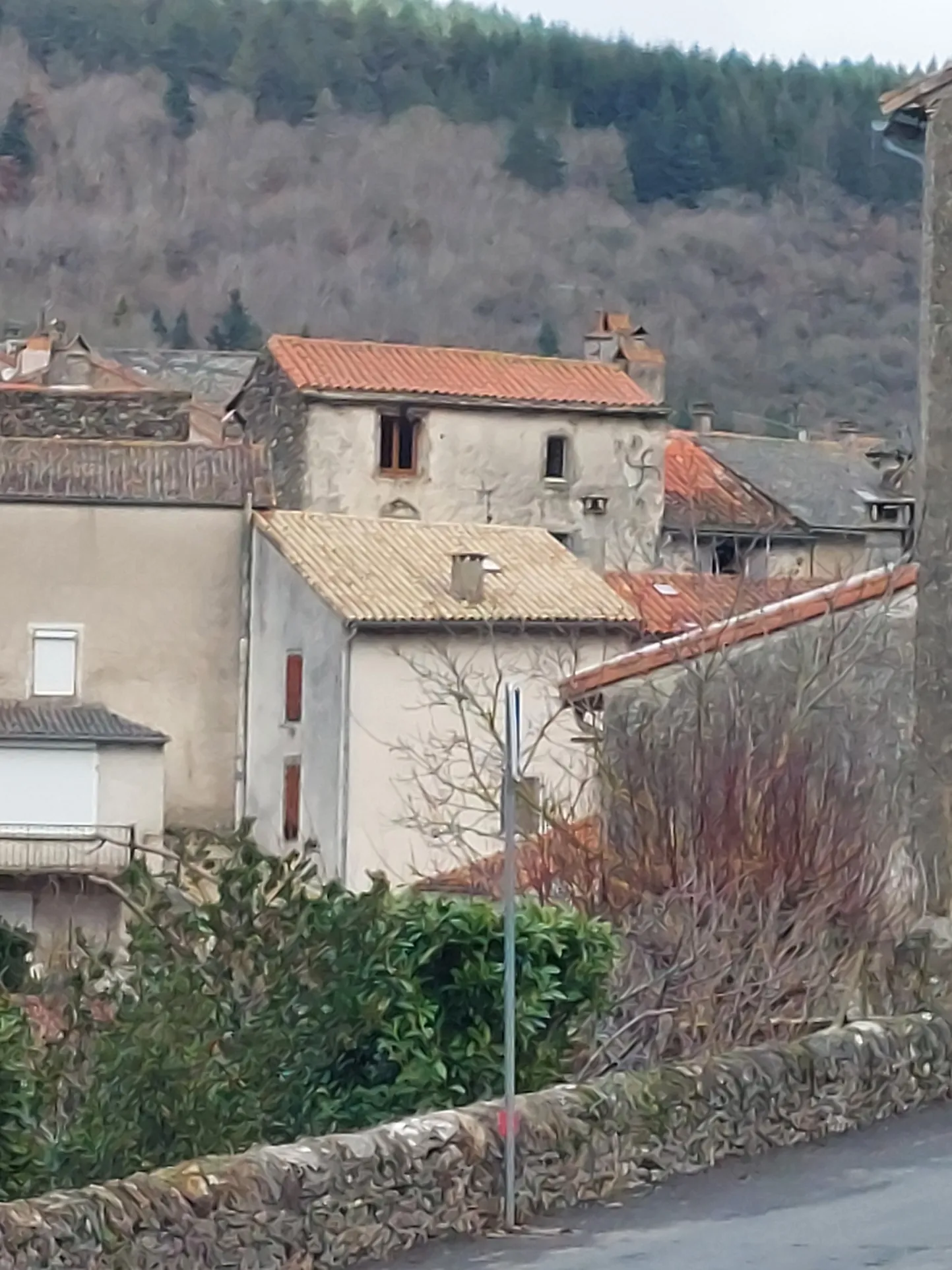 Maison de village rénovable à Fayet - Charme et potentiel en Ariège 