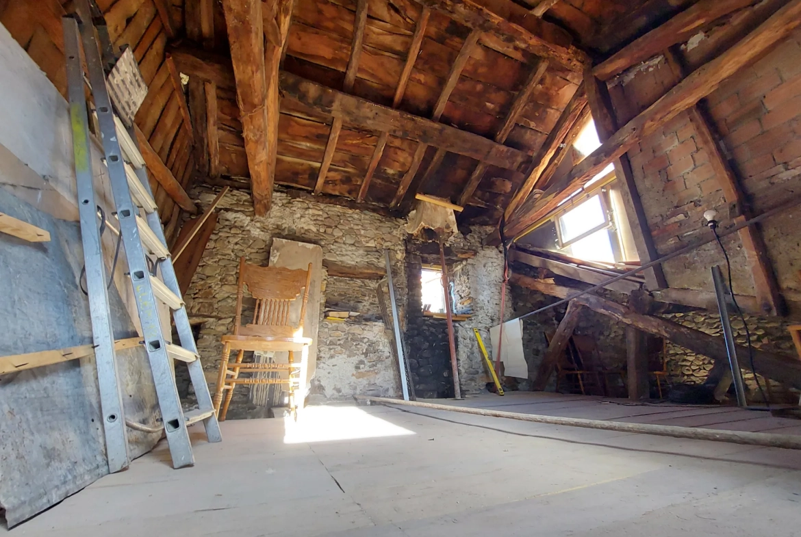 Maison de village rénovable à Fayet - Charme et potentiel en Ariège 