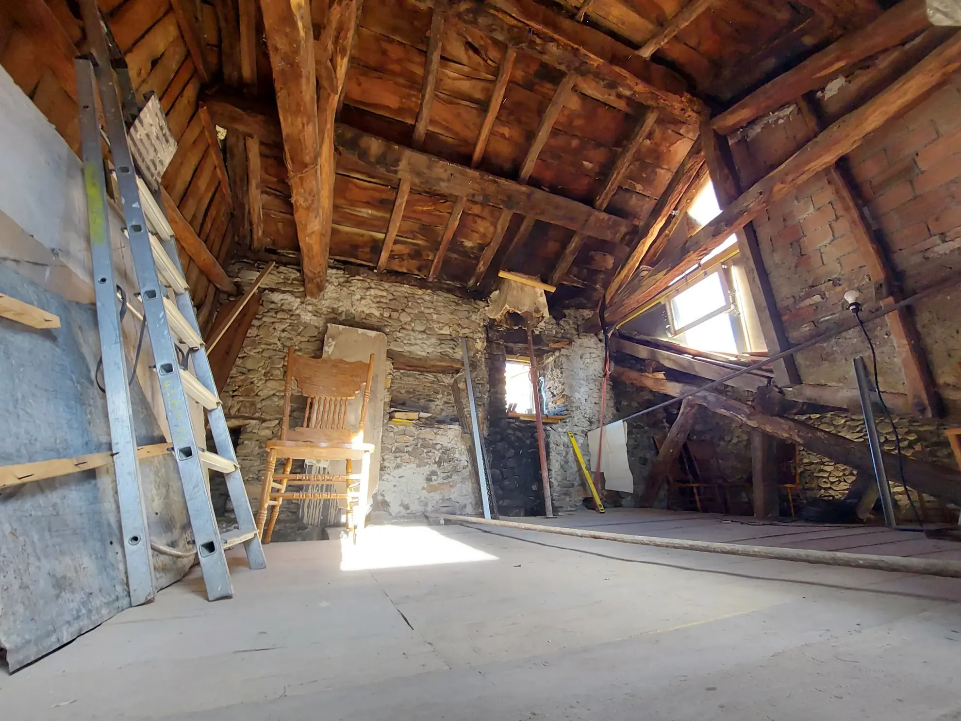 Maison de village rénovable à Fayet - Charme et potentiel en Ariège 