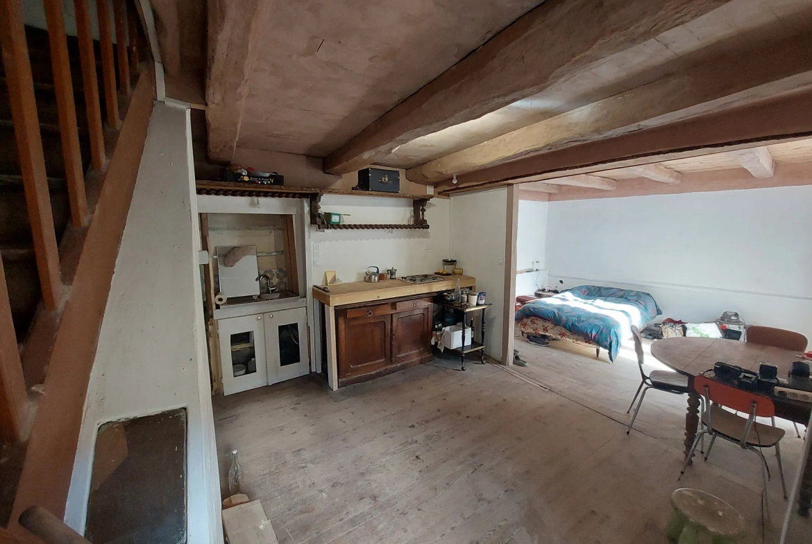 Maison de village rénovable à Fayet - Charme et potentiel en Ariège 
