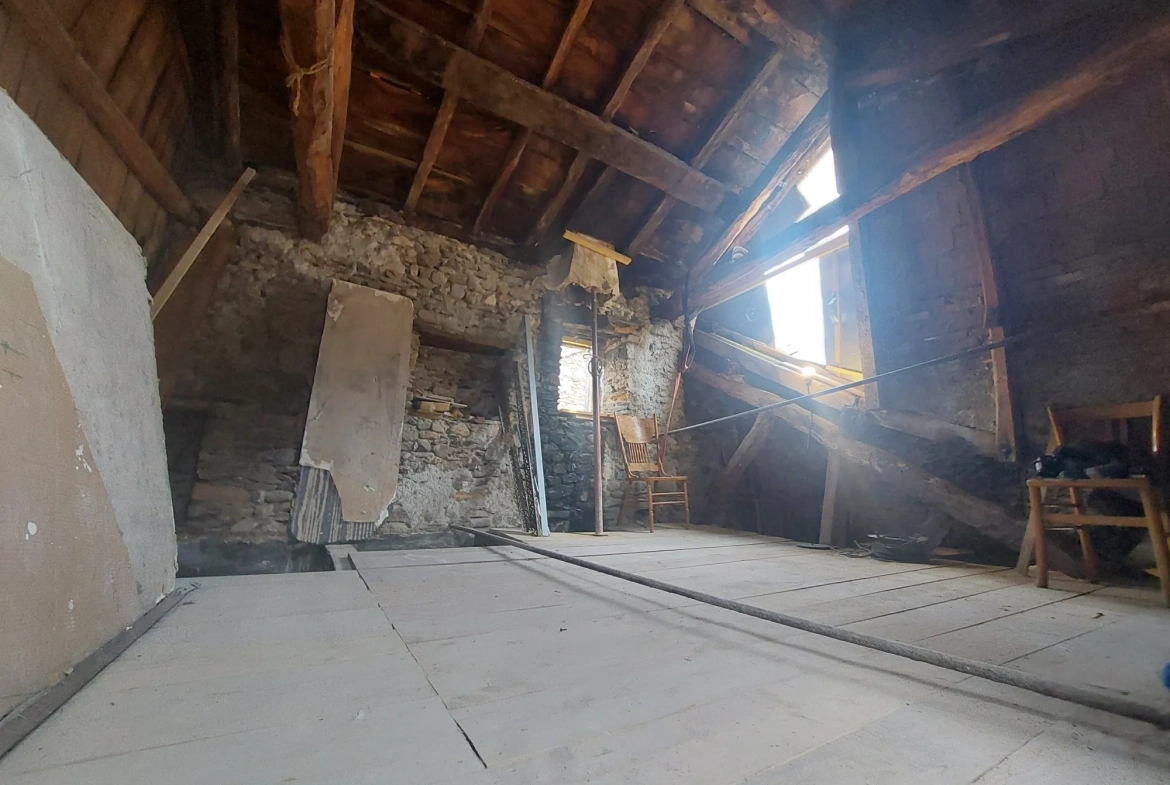 Maison de village rénovable à Fayet - Charme et potentiel en Ariège 