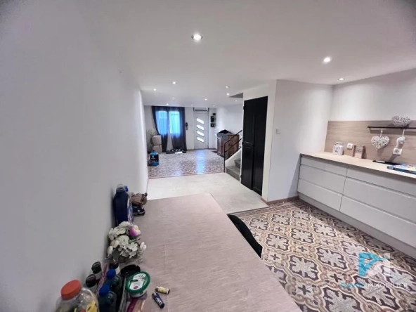 Belle maison de village rénovée à Montblanc de 107 m² avec terrasse