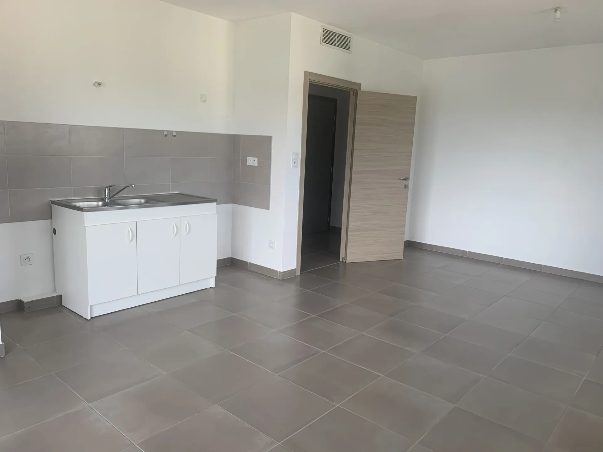 Appartement T2 en centre-ville de Ghisonaccia avec balcony, disponible en 2025 