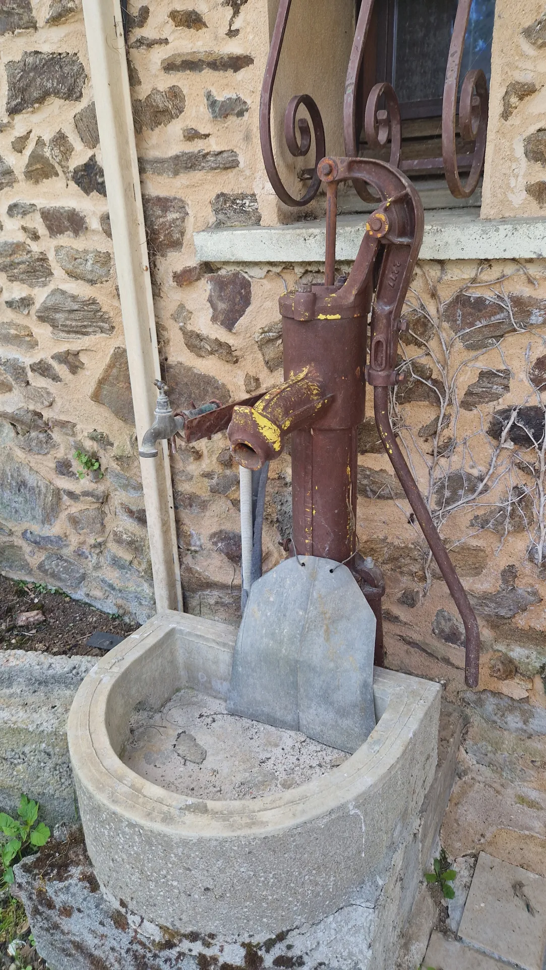 Maison à vendre à Lubersac avec terrasse, jardin et dépendance 