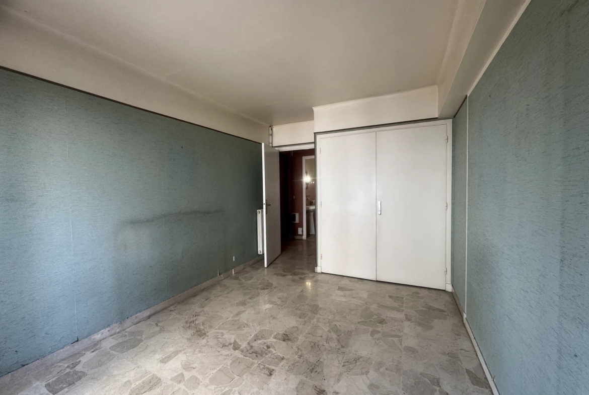 Appartement 2 pièces à rénover avec garage à Carnoles - Centre-ville 