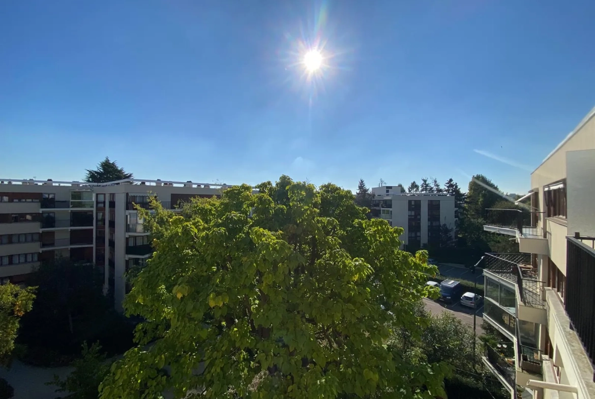 Appartement T3 au dernier étage avec balcon et parking près de Parly 2 