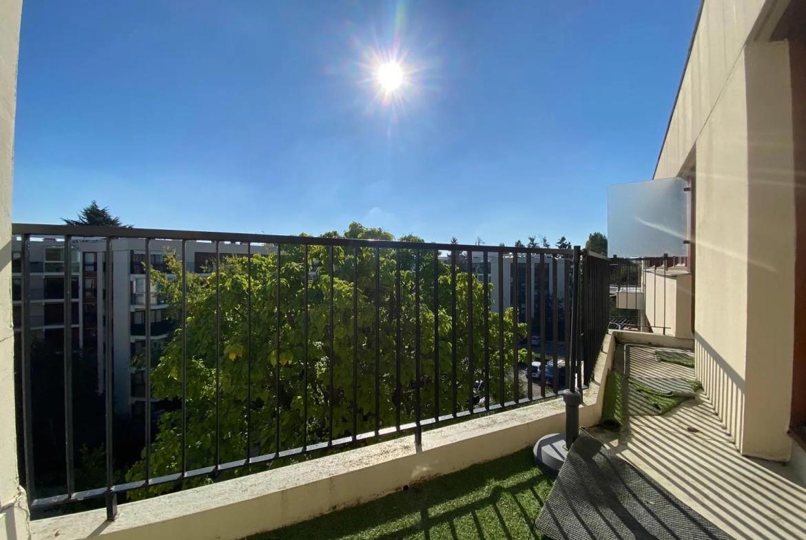 Appartement T3 au dernier étage avec balcon et parking près de Parly 2 