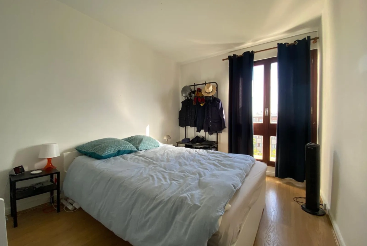 Appartement T3 au dernier étage avec balcon et parking près de Parly 2 