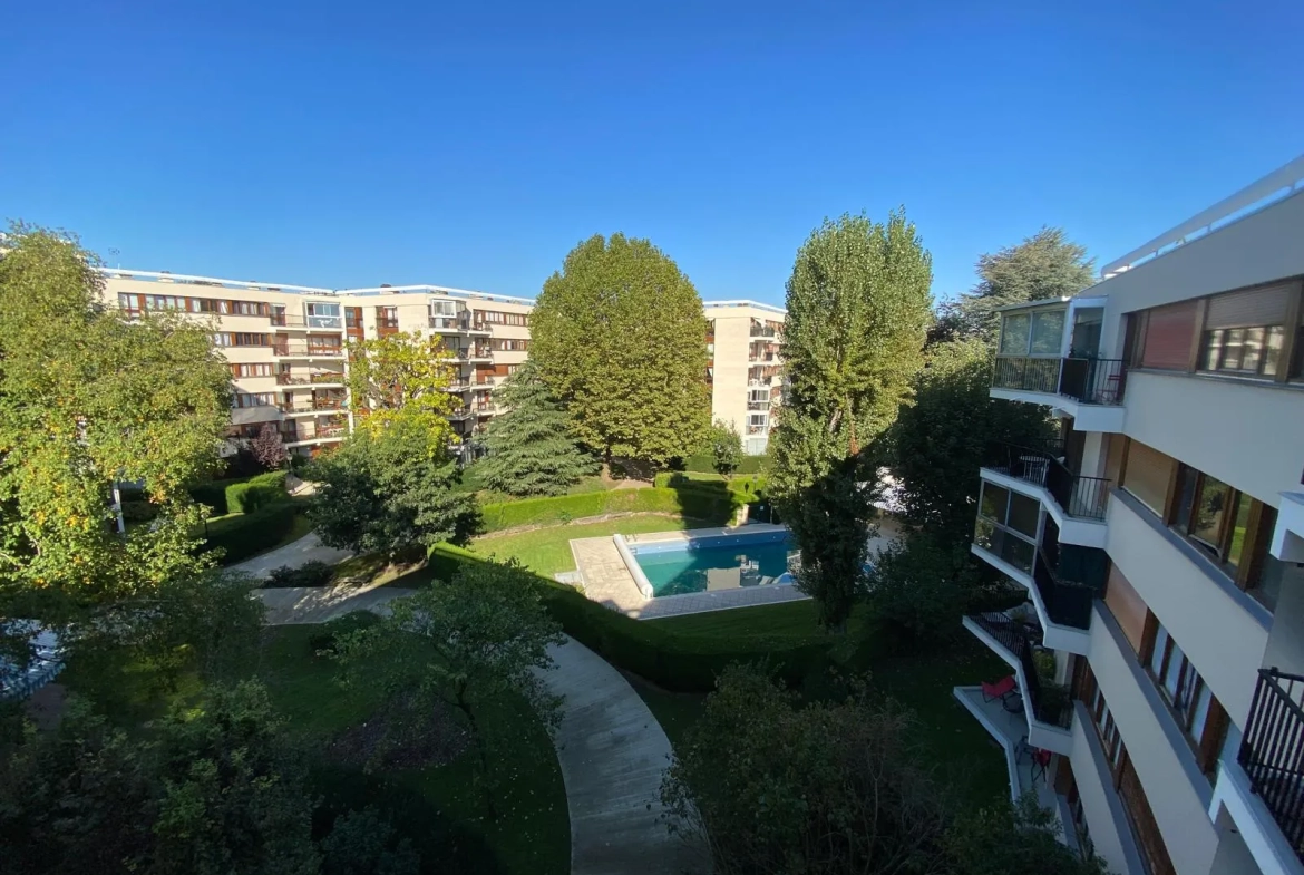 Appartement T3 au dernier étage avec balcon et parking près de Parly 2 