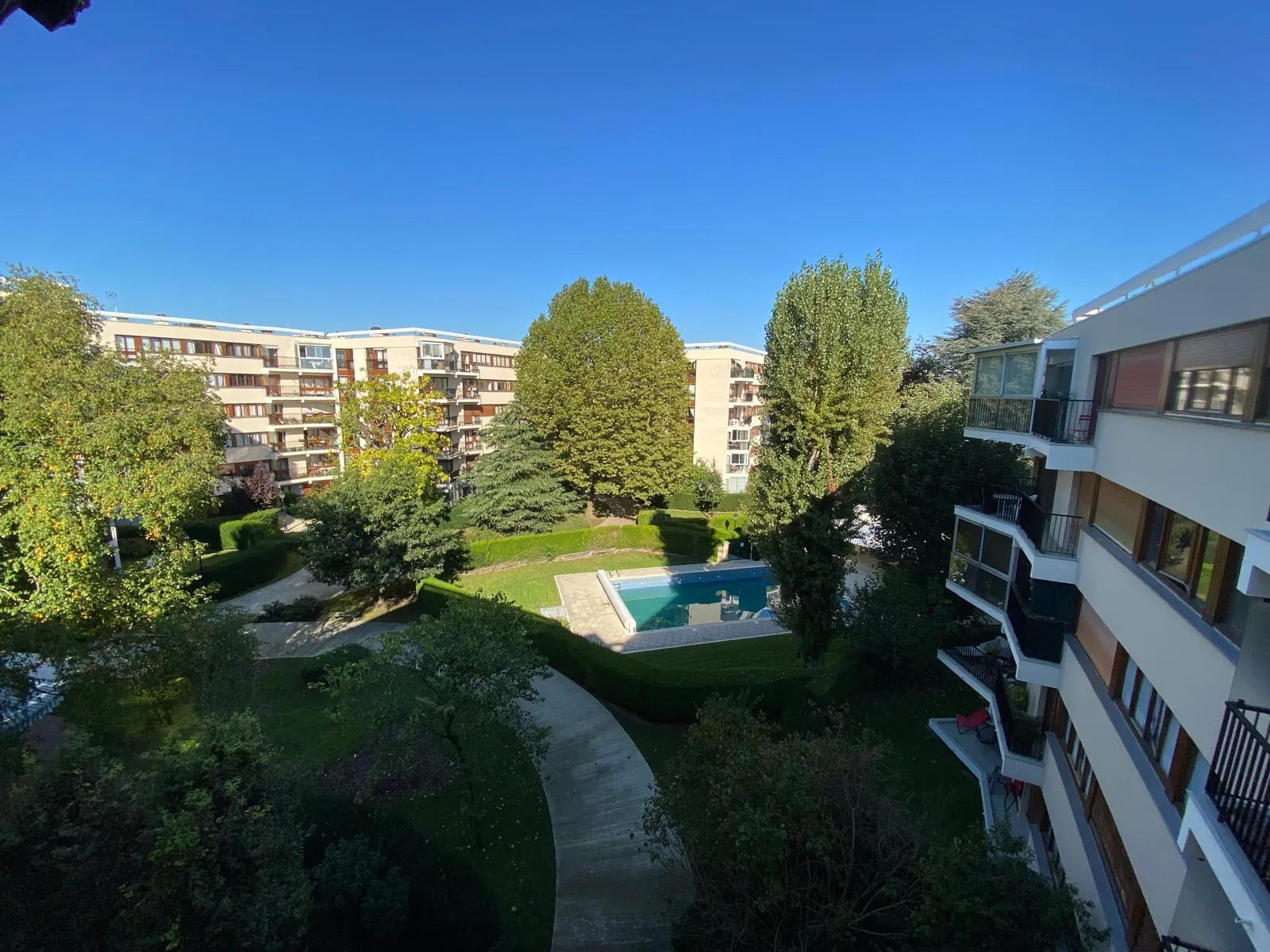 Appartement T3 au dernier étage avec balcon et parking près de Parly 2 