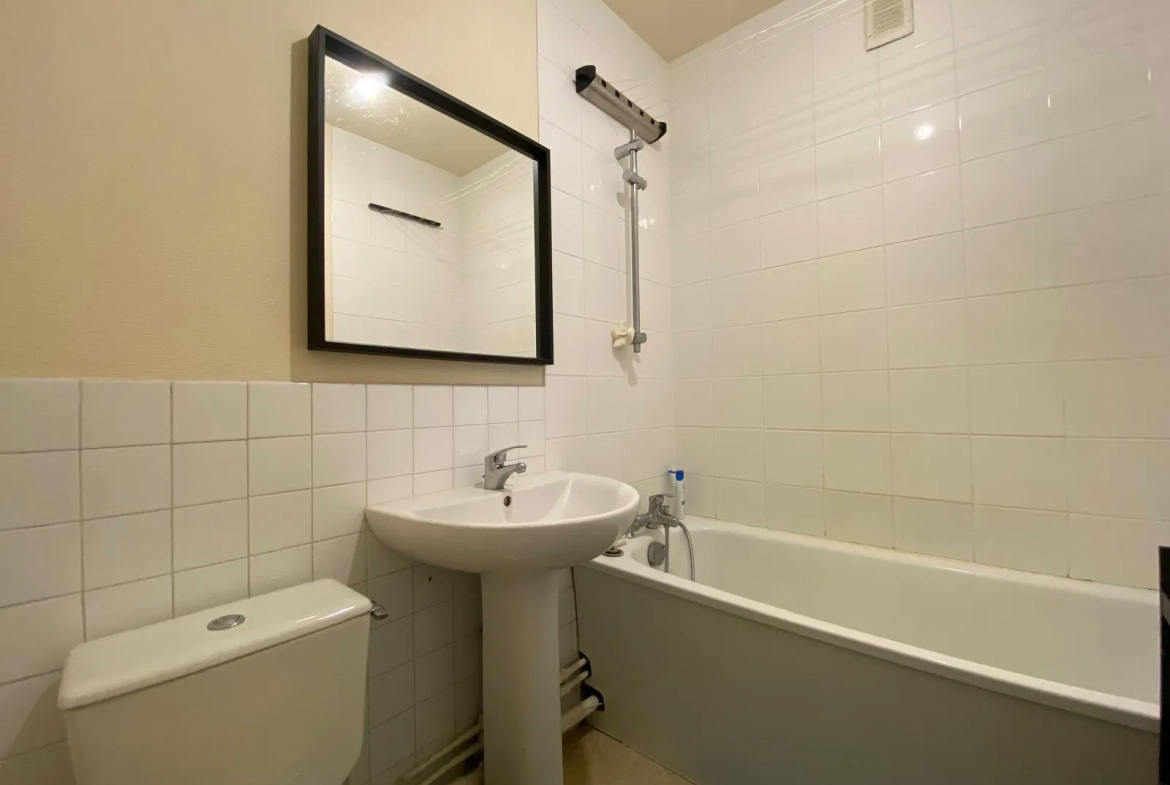 Appartement T3 au dernier étage avec balcon et parking près de Parly 2 