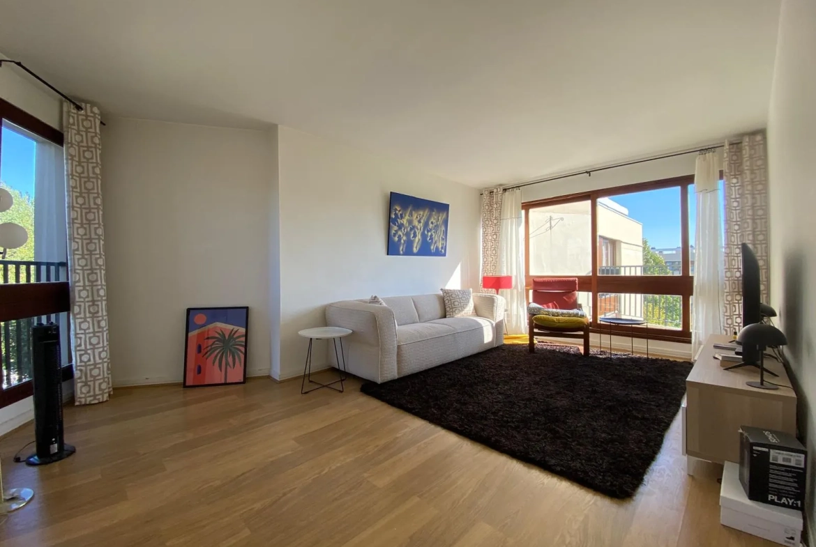 Appartement T3 au dernier étage avec balcon et parking près de Parly 2 