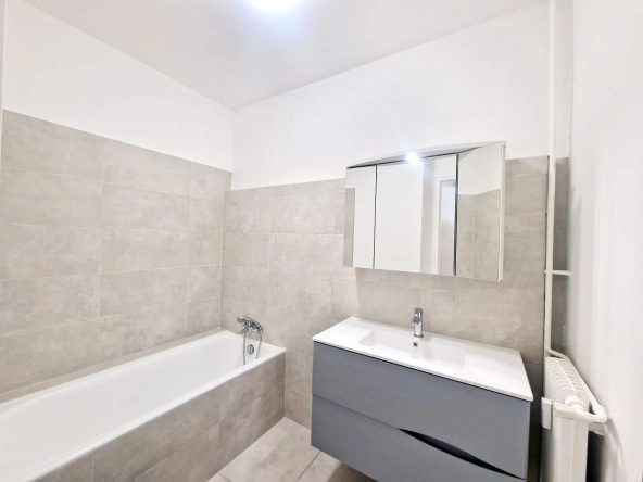 Appartement 2 pièces de 49 m² avec balcon à Menton près du centre-ville 