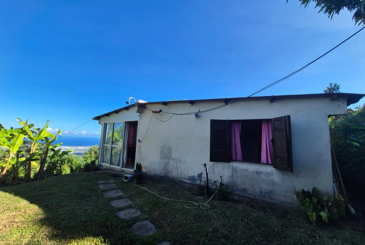 Maison créole avec vue imprenable sur la mer à Saint Paul - Opportunité exclusive 