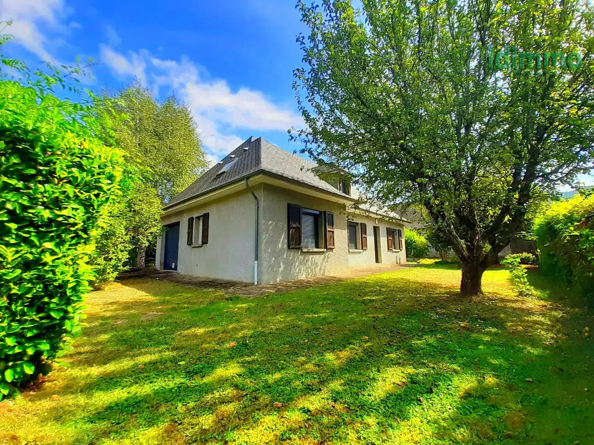 Belle maison familiale à Aurillac Villages Vic sur Cère, 150 m², 5 chambres, terrain arboré de 530 m² 