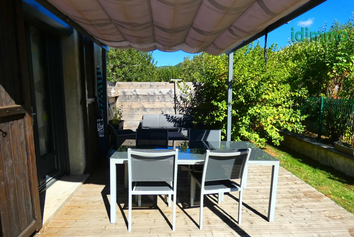 Belle maison familiale à Aurillac Villages Vic sur Cère, 150 m², 5 chambres, terrain arboré de 530 m² 