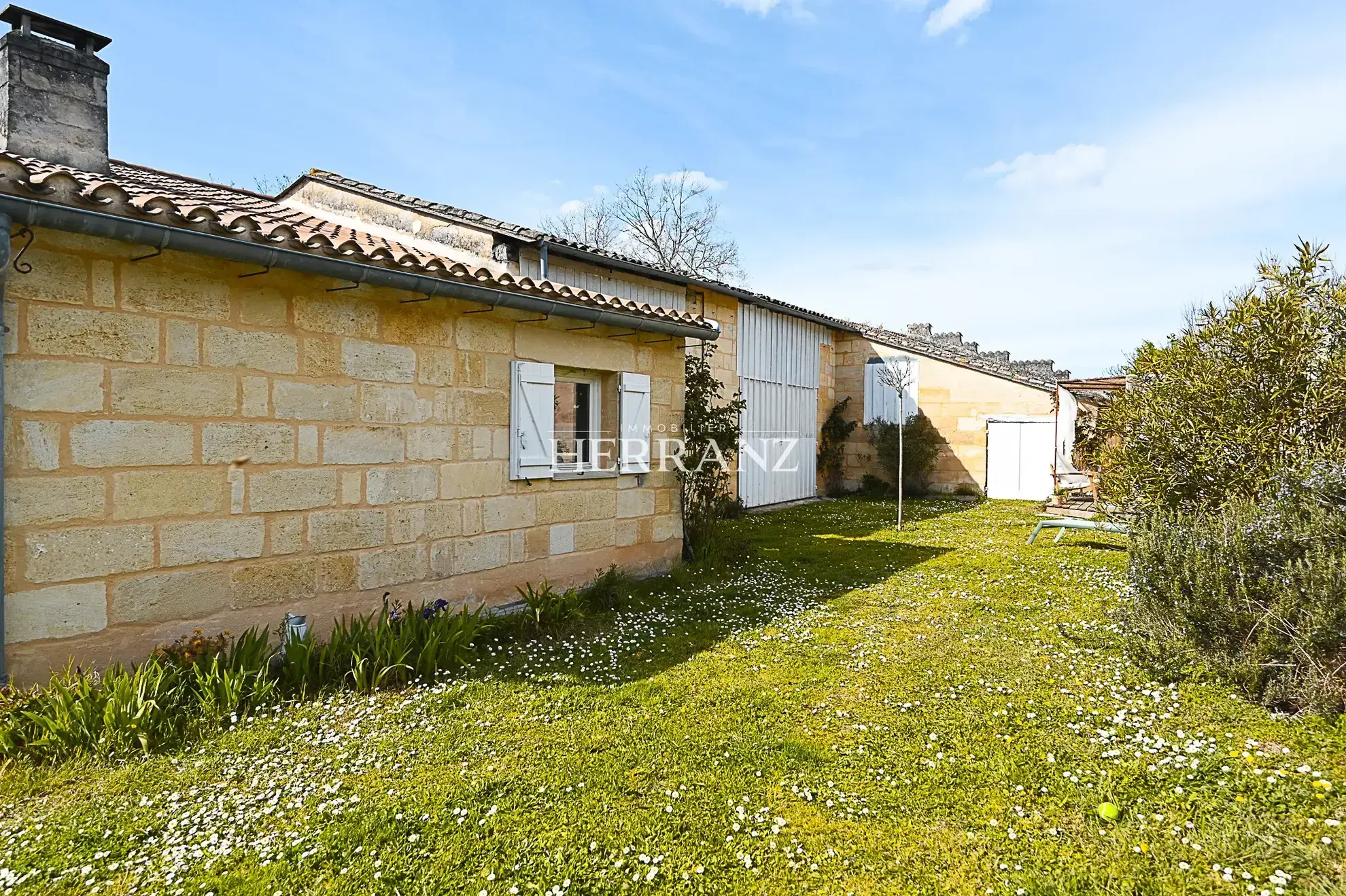 Charmante maison en pierre rénovée avec dépendances près de Libourne 