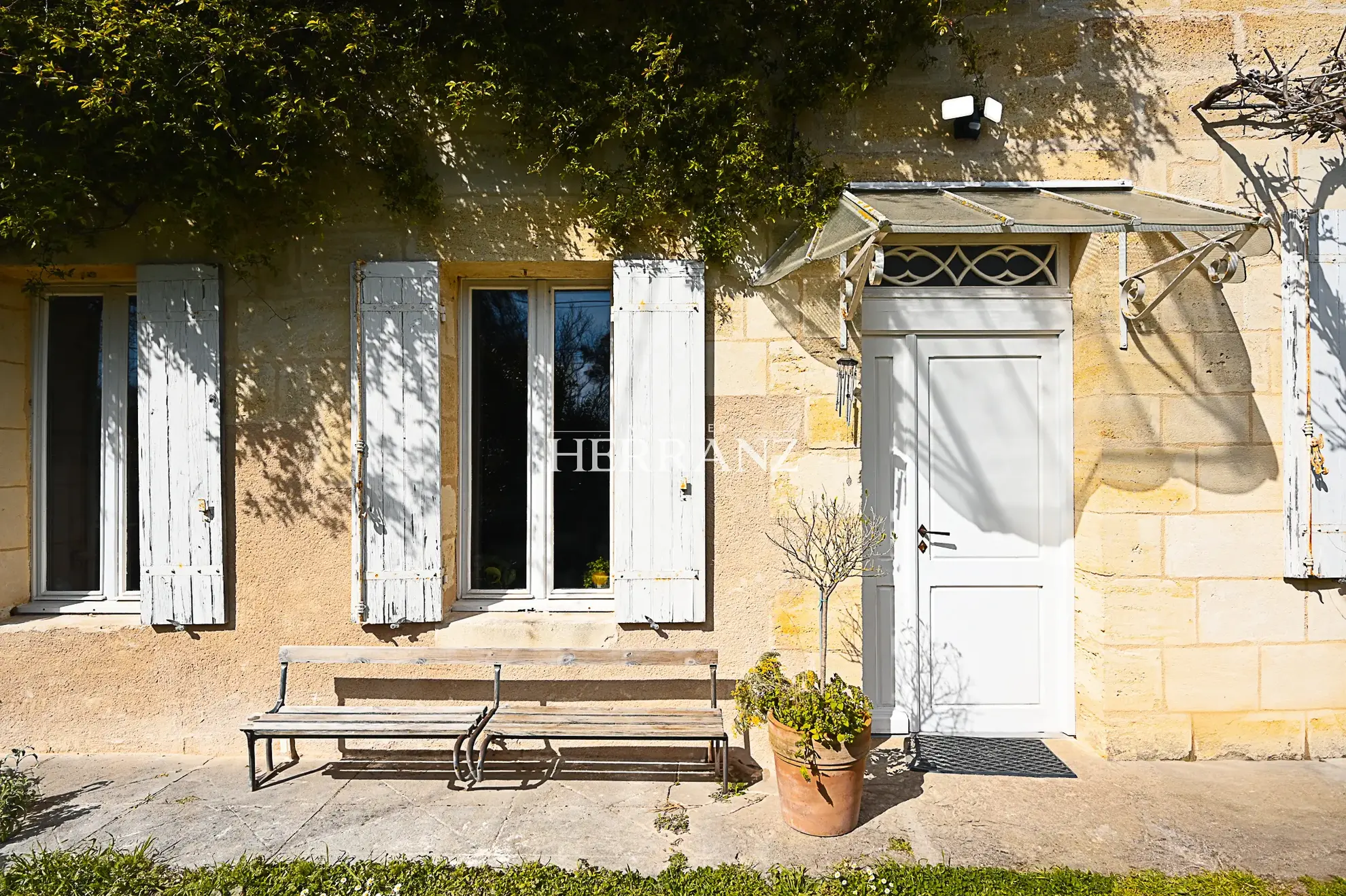 Charmante maison en pierre rénovée avec dépendances près de Libourne 