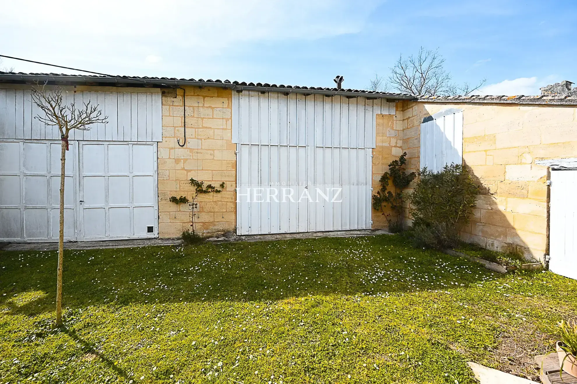 Charmante maison en pierre rénovée avec dépendances près de Libourne 