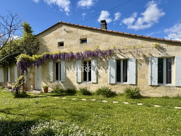 Charmante maison en pierre rénovée avec dépendances près de Libourne
