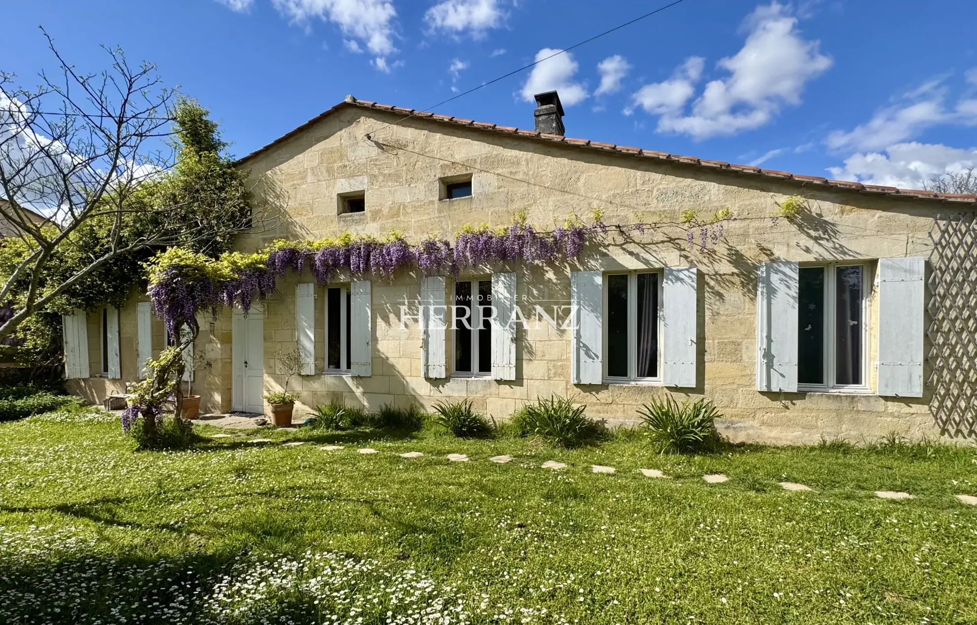 Charmante maison en pierre rénovée avec dépendances près de Libourne 