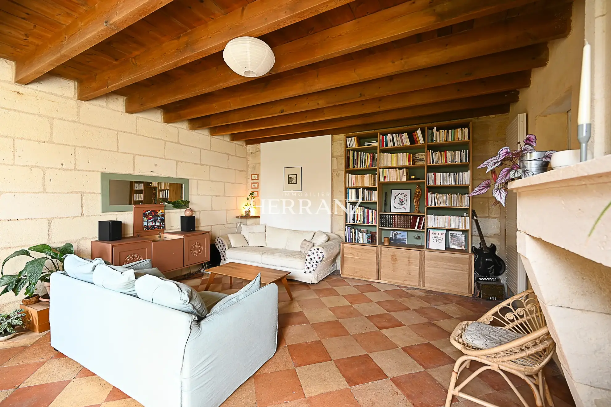 Charmante maison en pierre rénovée avec dépendances près de Libourne 