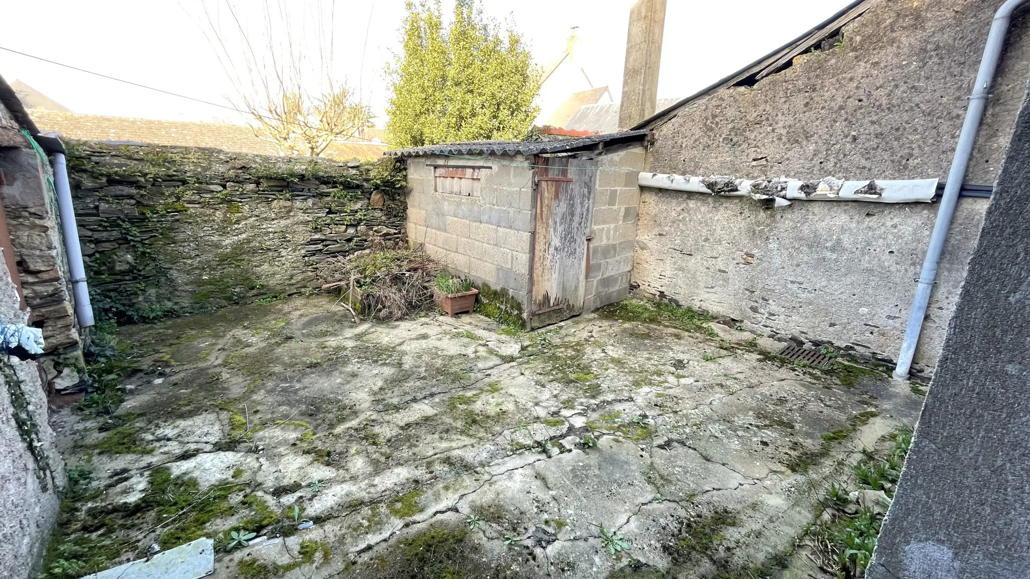 Maison de bourg à rénover à Saint Clément de la Place avec 3 chambres et cour intérieure 