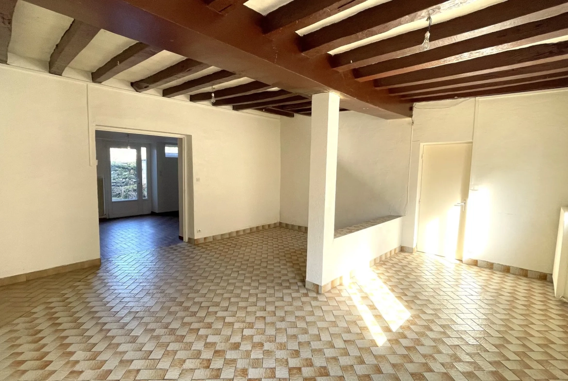 Maison de bourg à rénover à Saint Clément de la Place avec 3 chambres et cour intérieure 