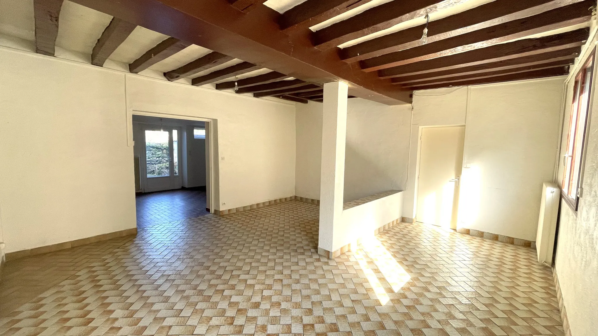 Maison de bourg à rénover à Saint Clément de la Place avec 3 chambres et cour intérieure 