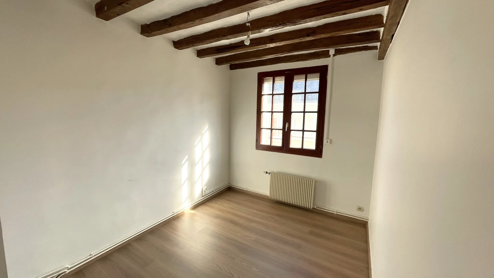 Maison de bourg à rénover à Saint Clément de la Place avec 3 chambres et cour intérieure 