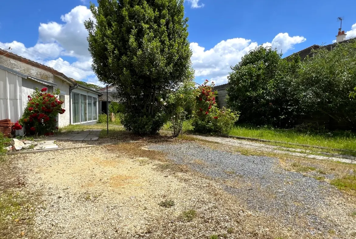 Charmante maison à proximité du centre-ville de Châtellerault avec terrain et dépendance 