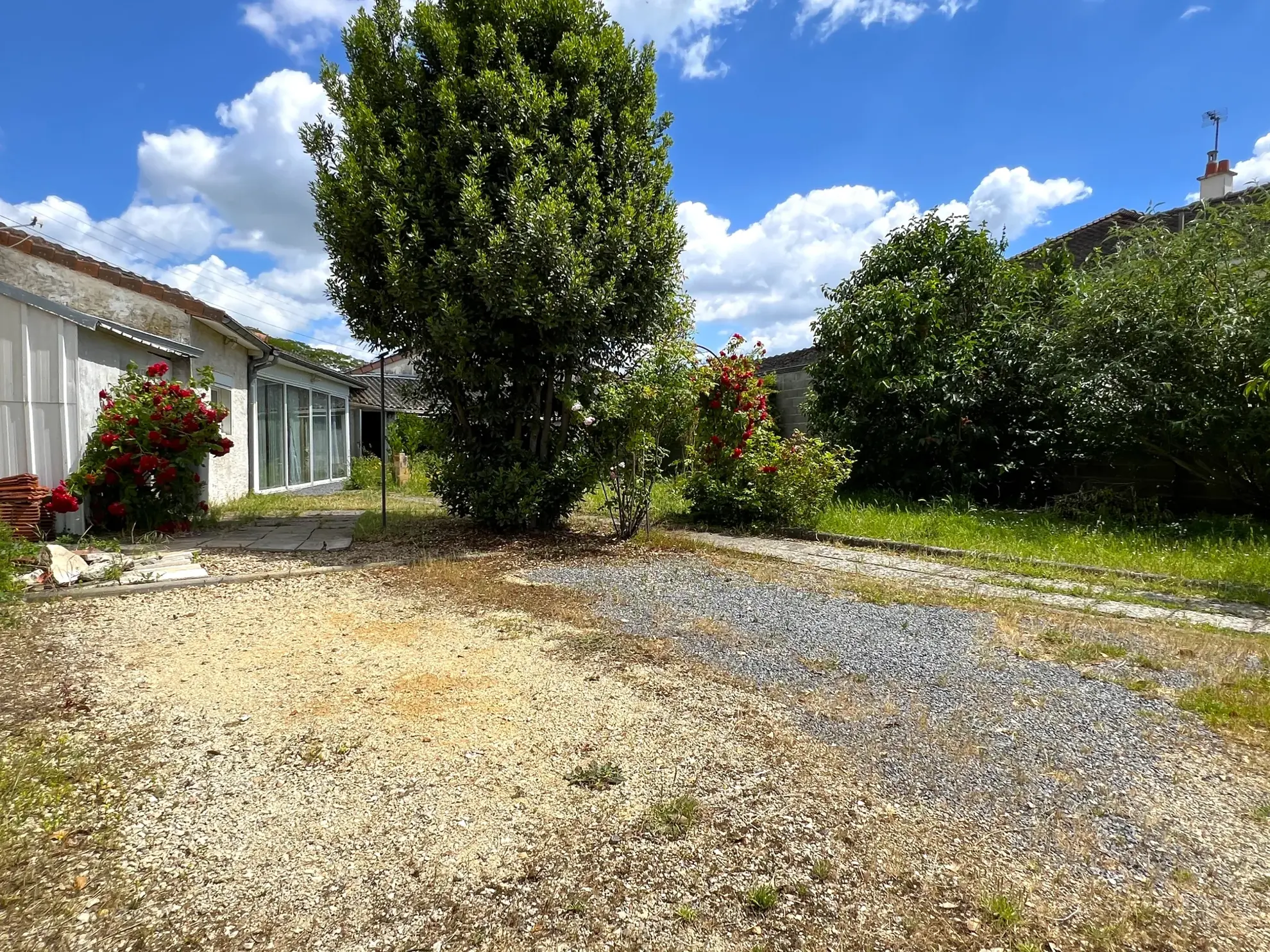 Charmante maison à proximité du centre-ville de Châtellerault avec terrain et dépendance 