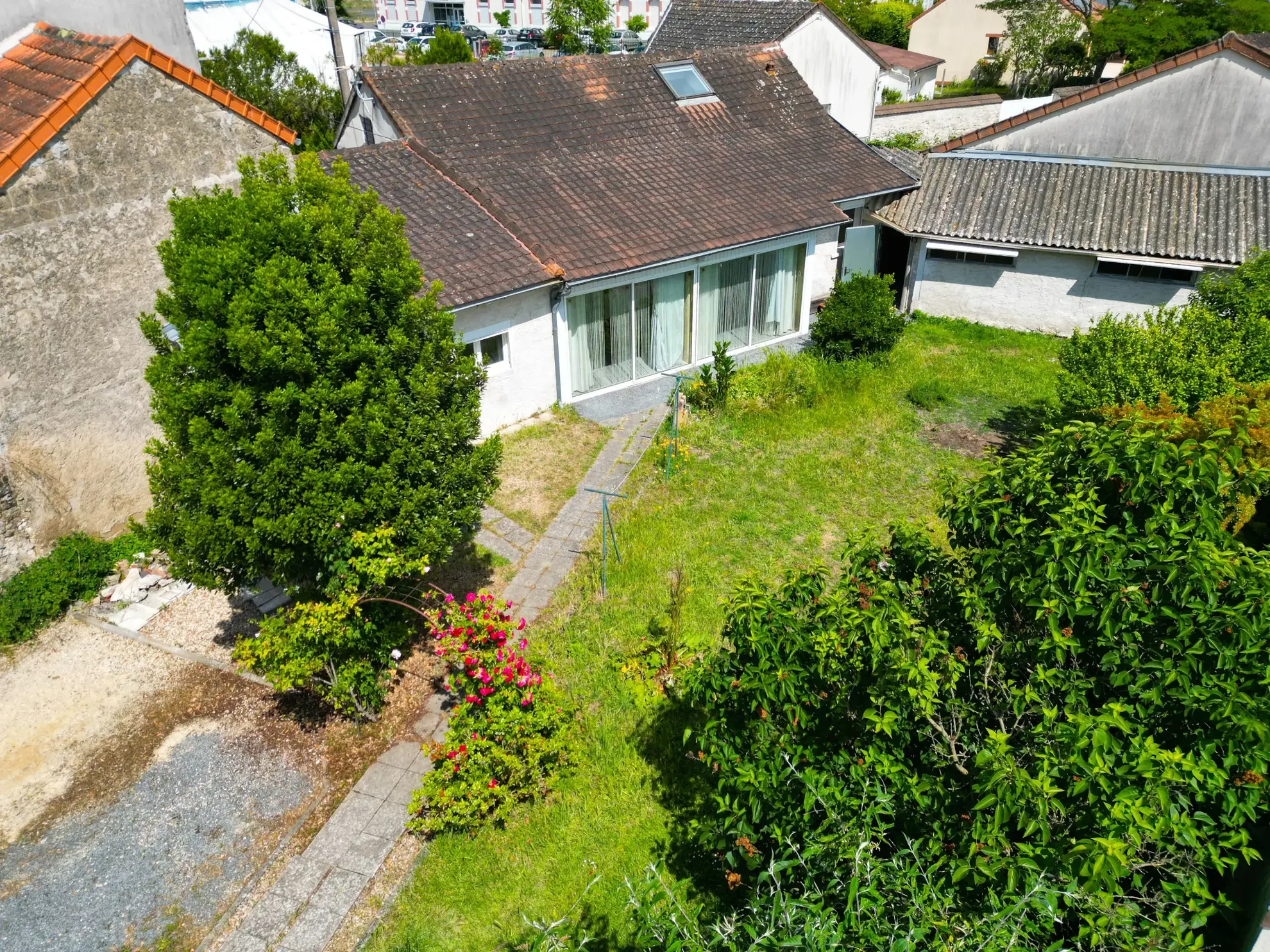 Charmante maison à proximité du centre-ville de Châtellerault avec terrain et dépendance 