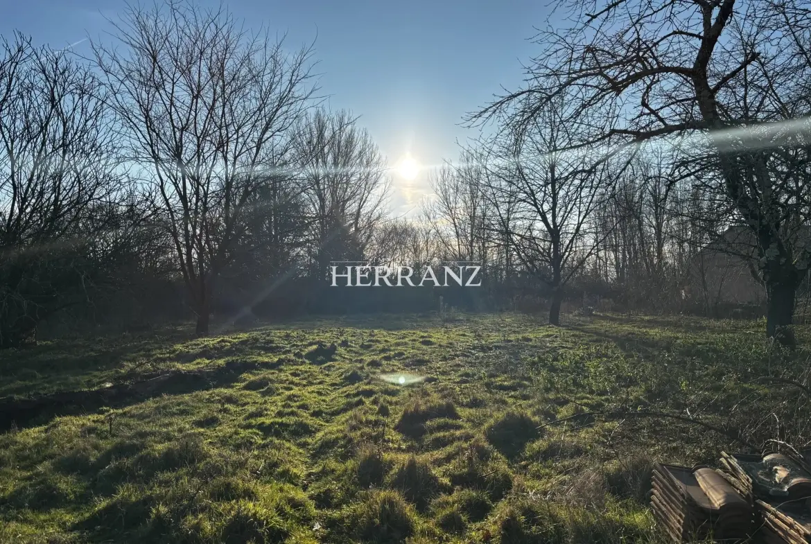 Terrain constructible de 2081 m² à Saint-Denis de Pile, calme et accessible 