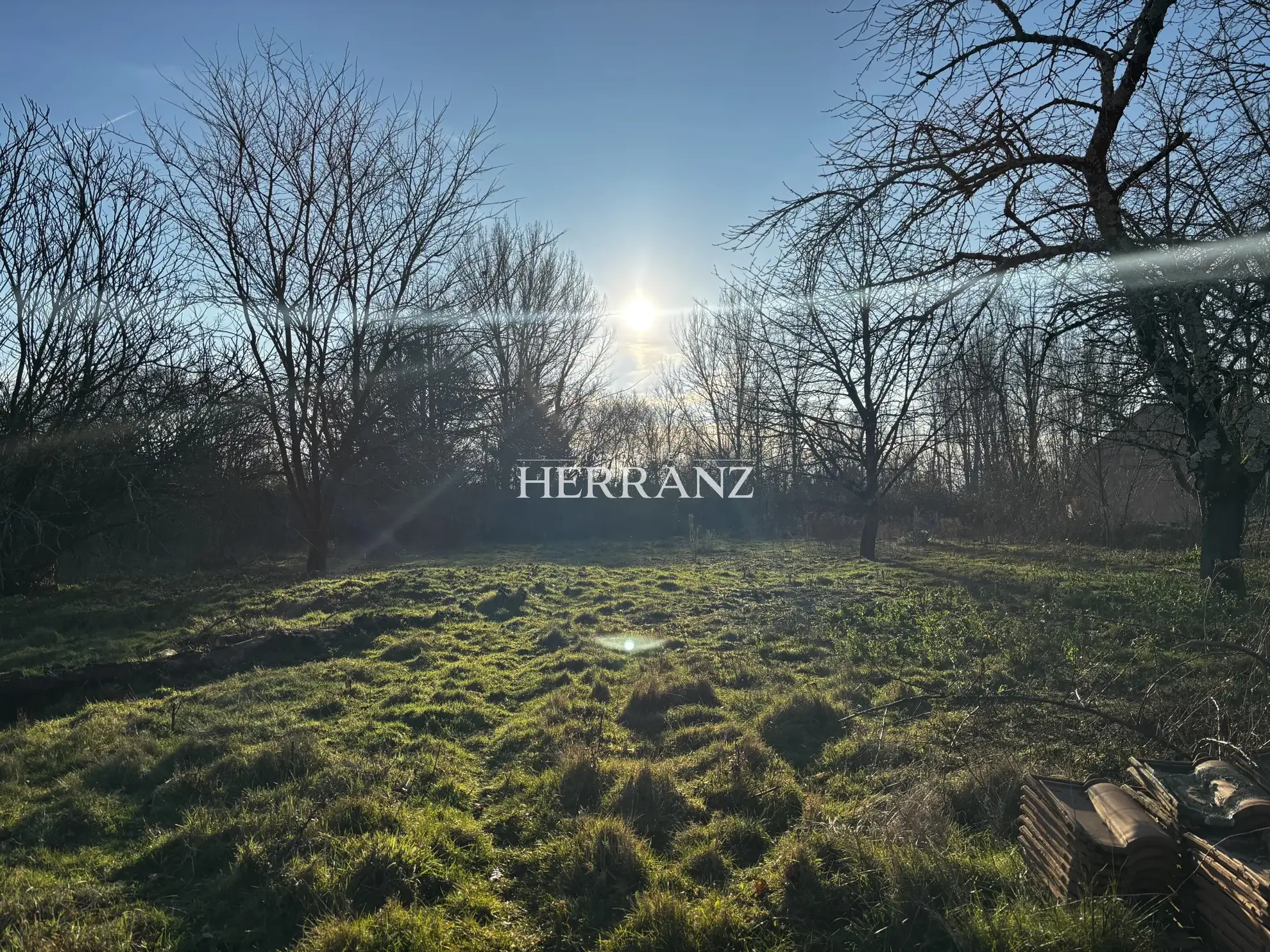 Terrain constructible de 2081 m² à Saint-Denis de Pile, calme et accessible 