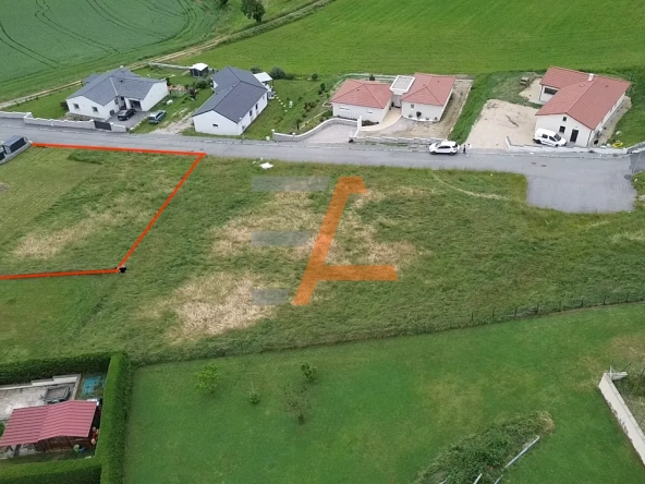Terrain constructible à Retournac de 1142 m² avec viabilités en bordure