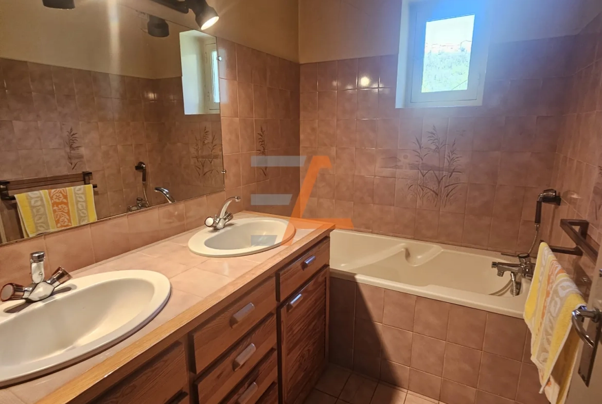 Belle maison de 180 m² avec grand terrain dans le Pilat 