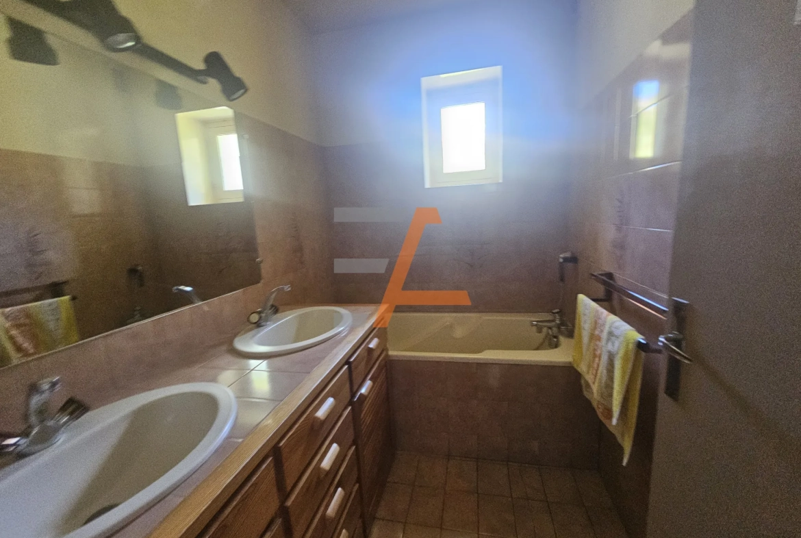 Belle maison de 180 m² avec grand terrain dans le Pilat 