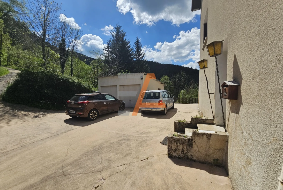 Belle maison de 180 m² avec grand terrain dans le Pilat 