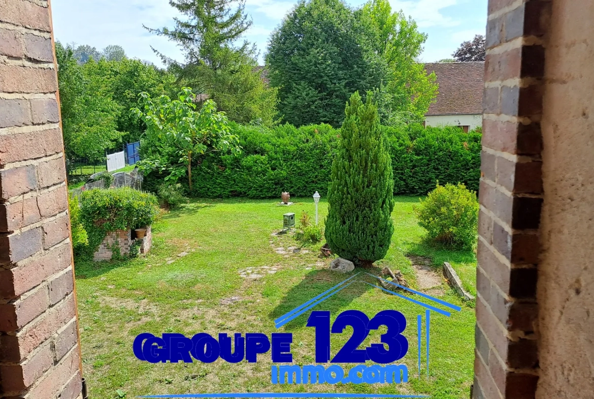 Belle maison ancienne à rénover avec grand terrain en 89110 